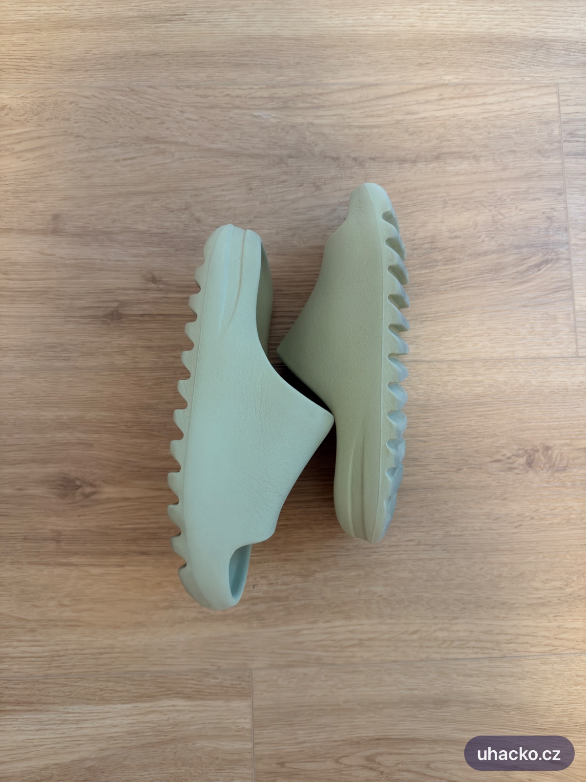 Nazouváky Yeezy slides
